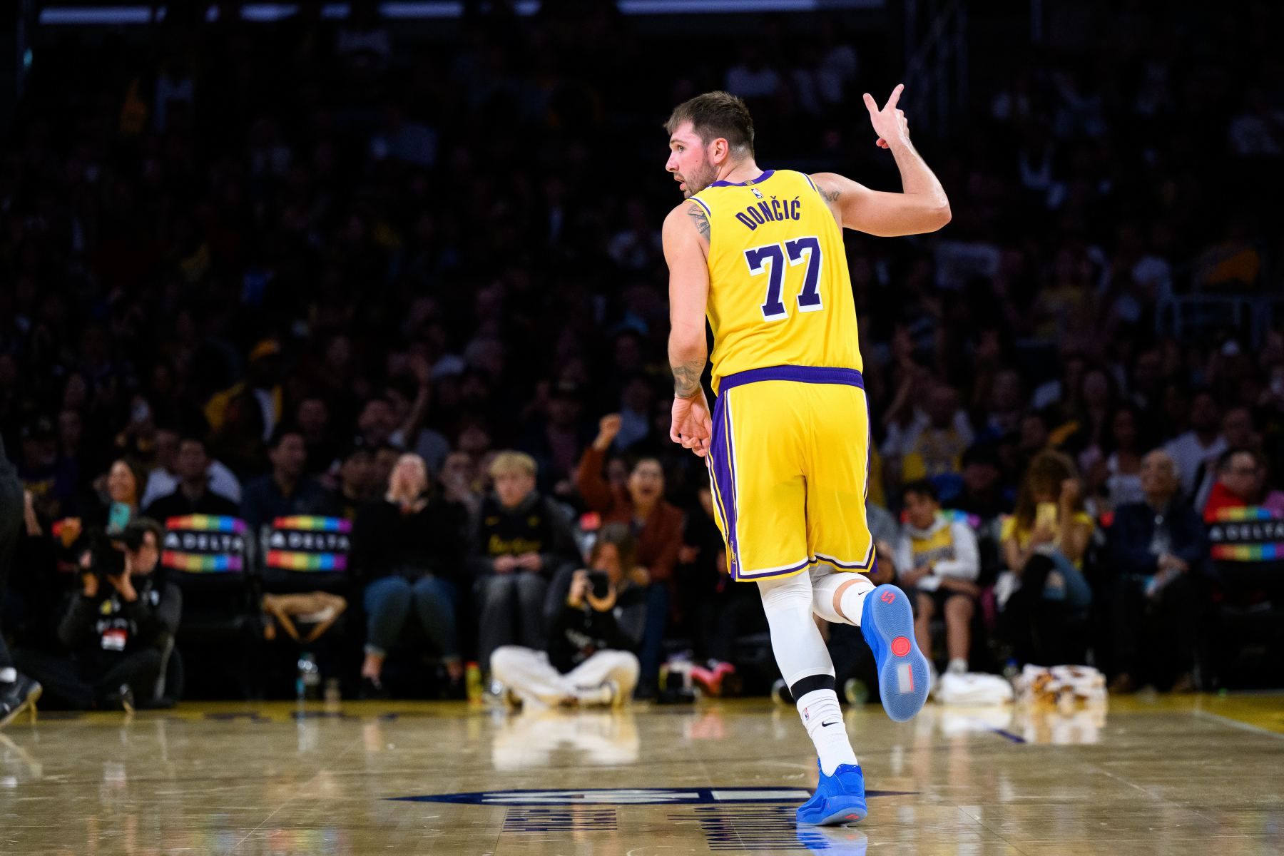 ربط أسرع سجل خاص به! حقق Doncic 300+75+75 بيانات في أول 9 مباريات